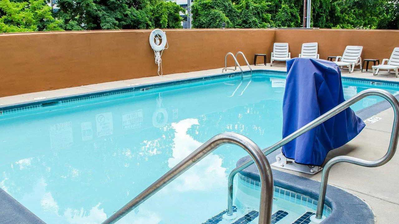 Photo of the Comfort Inn Mechanicsburg-Harrisburg Pool