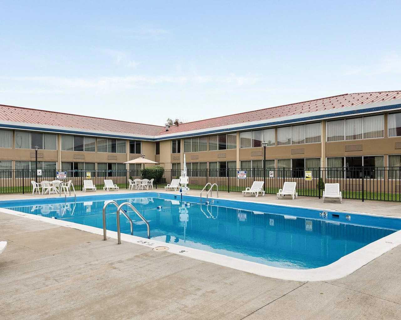 Photo ot EconoLodge Inn & Suites Triadelphia Pool