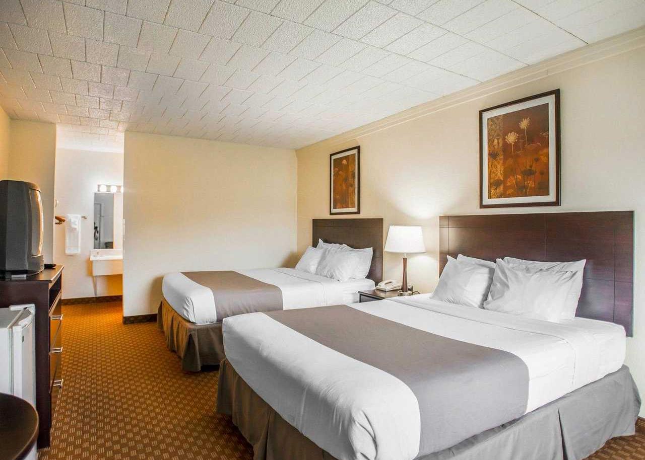 Photo of Econo Lodge Shamokin Dam Guest Room